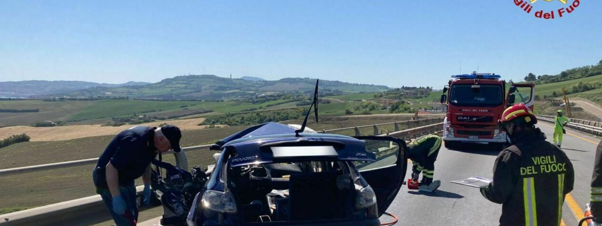 Marche - Frontale fra un'auto e un tir: gravissima una 35enne