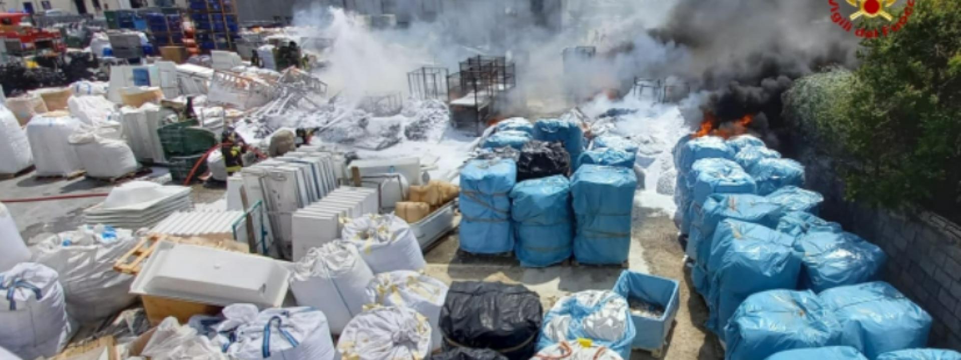 Marche - Materiale plastico in fiamme: i sindaci di Montefano e Filottrano invitano a non aprire le finestre