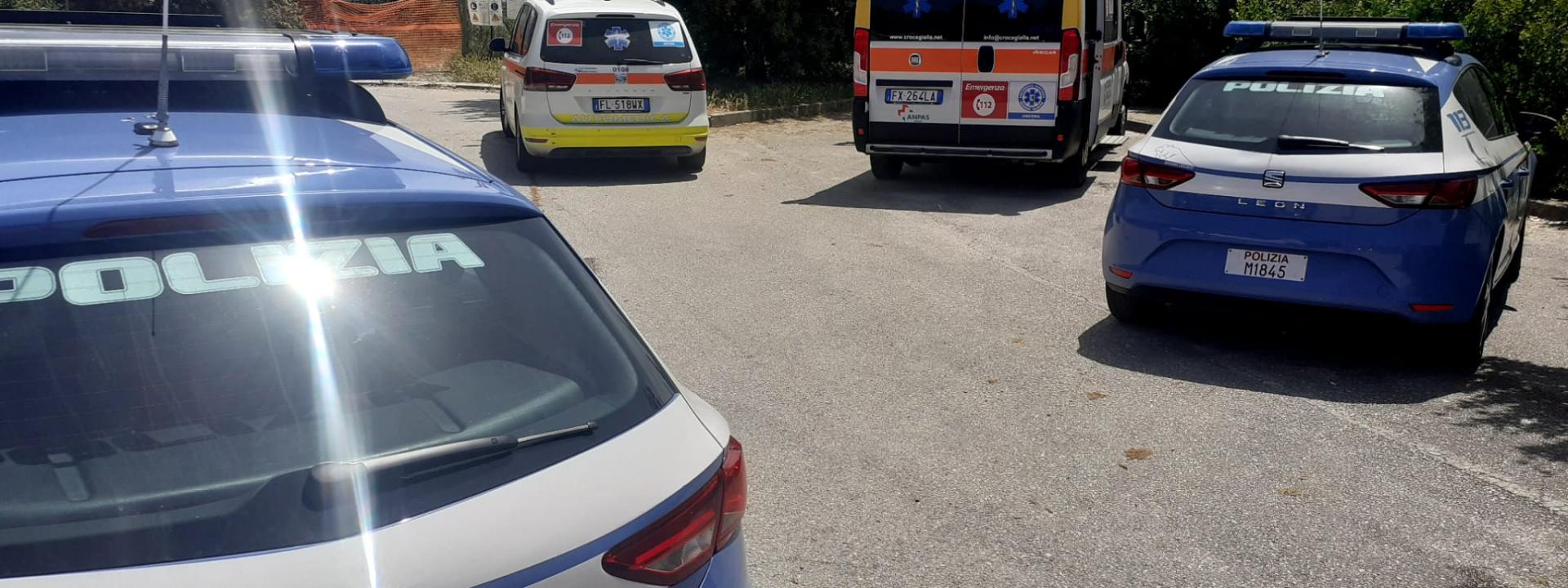 Marche - Mentre torna da scuola vede un corpo sotto un telo nel parco: arrivano polizia e 118