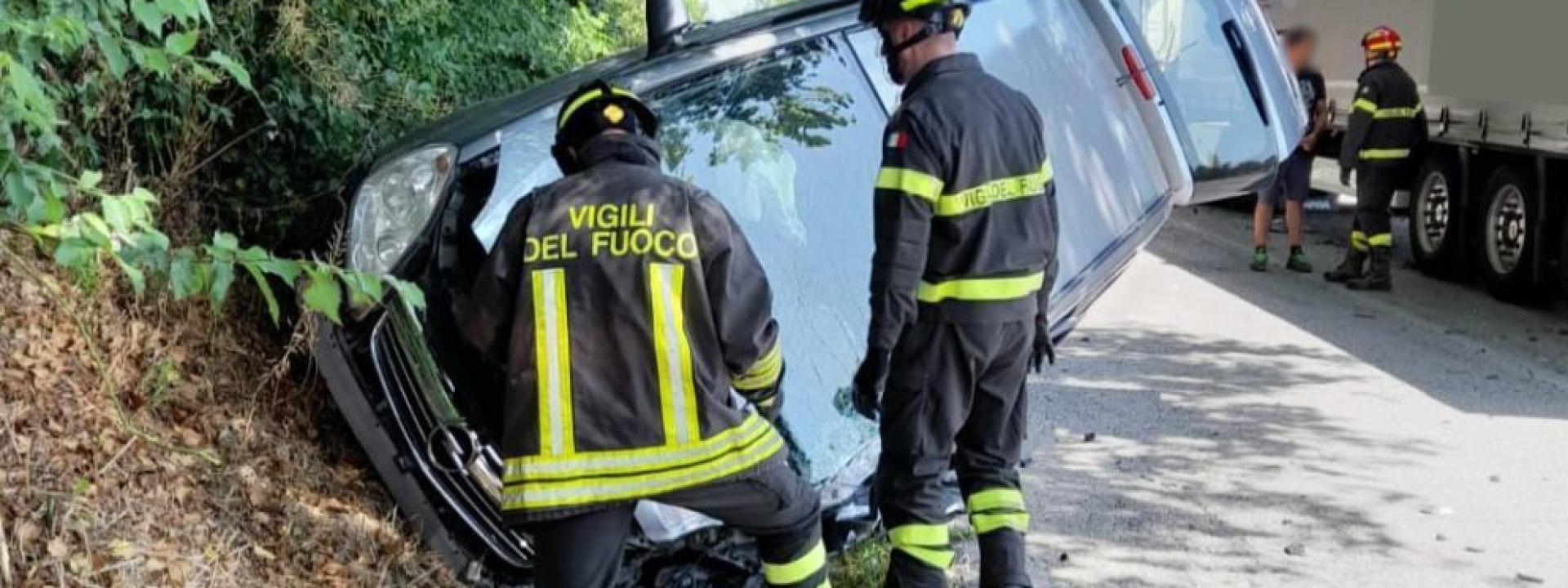 Marche - Pauroso frontale fra auto e tir: un ferito grave