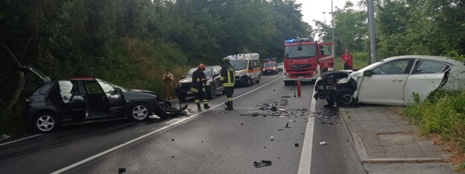 Marche - Frontale fra due auto, gravissimo un 19enne