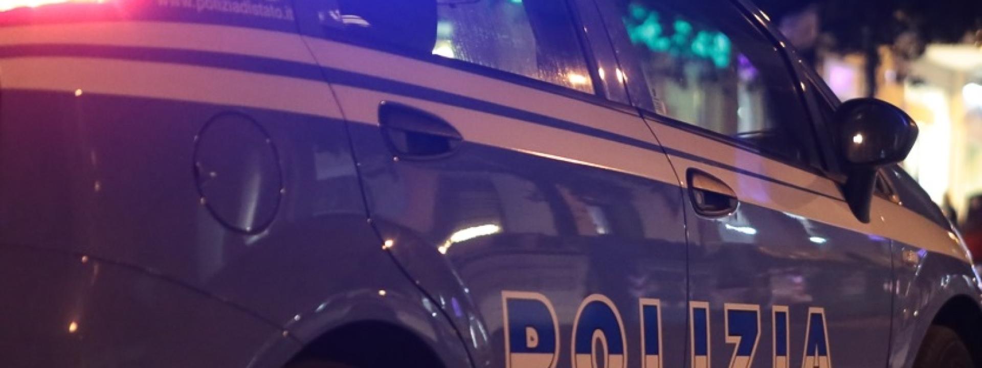 Marche - Sfascia le auto in sosta, poi minaccia con un machete ristoratore e clienti