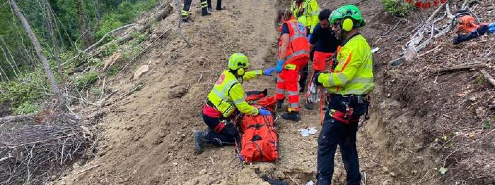 Marche - Precipita con un mezzo meccanico per 50 metri: grave un 66enne