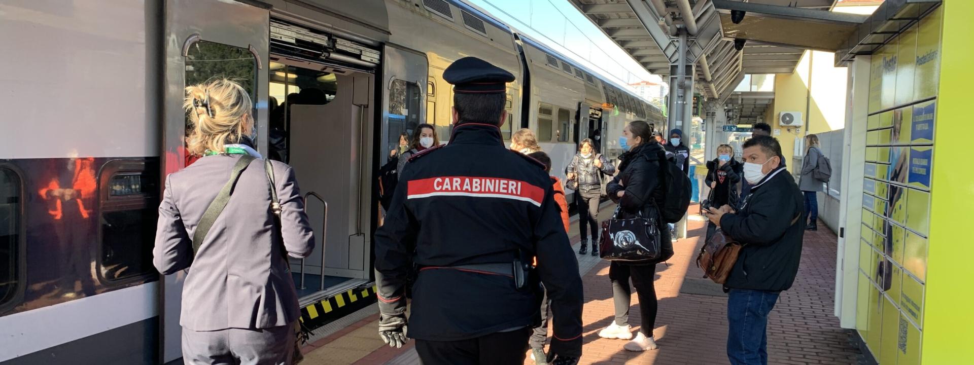 Marche - Senza biglietto, insulta il capotreno e dà una gomitata in faccia a un carabiniere