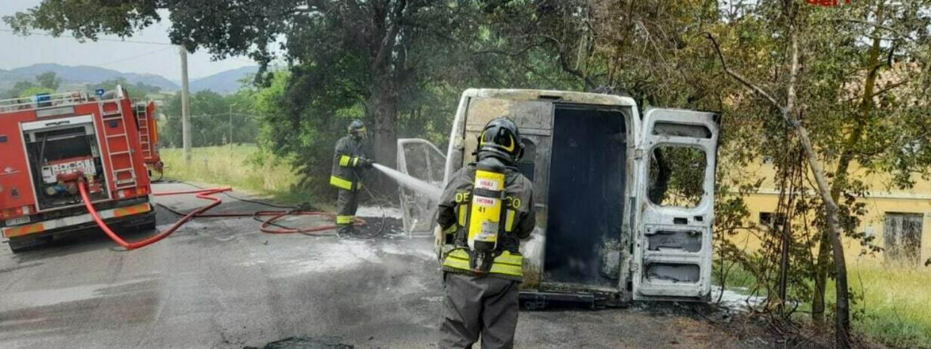 Marche - Il fumo avvolge il motore, ma l'autista riesce a scendere in tempo