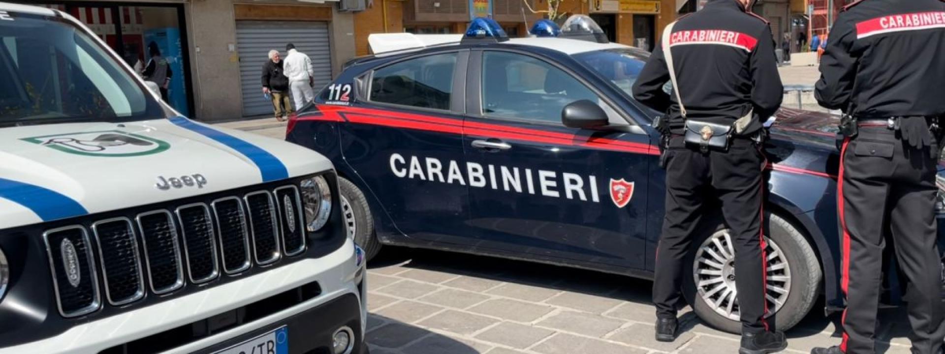 Marche - Lo portano al Comando per identificarlo, lui spacca con una testata la vetrina del Gonfalone