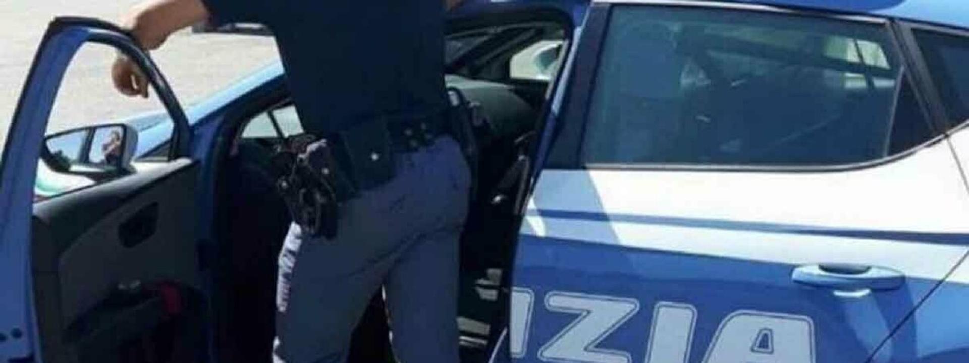 Marche - Provano a uscire dal negozio con lo zaino pieno di vestiti: ma non avevano pagato