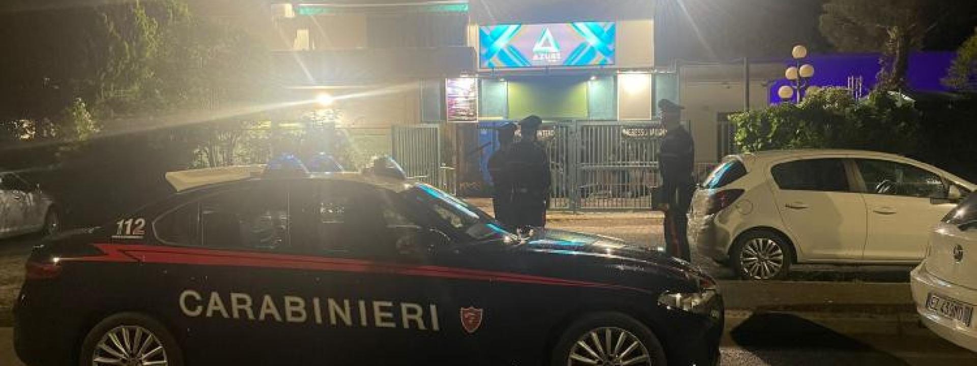 Marche - Il cane antidroga fiuta hashish nelle aiuole del parcheggio di una discoteca a Casette Verdini