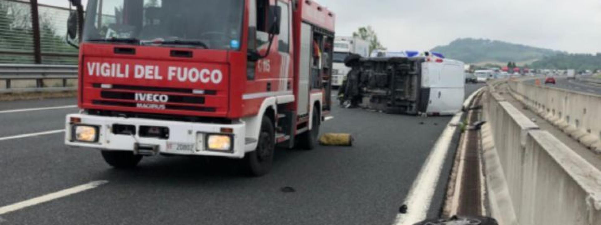 Marche - Autocarro sbanda e si ribalta in autostrada