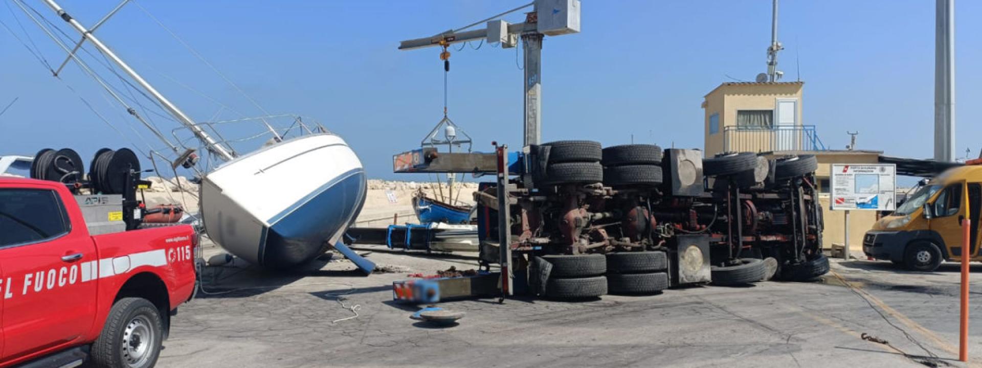 Marche - Camion si ribalta al porto: non ci sono persone coinvolte