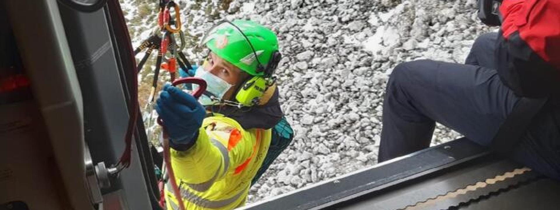 Donna di 55 anni inciampa in un sentiero, precipita e muore