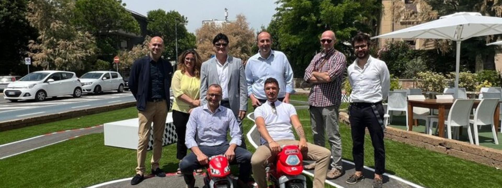 Marche - Pesaro omaggia Valentino Rossi con il casco più grande del mondo