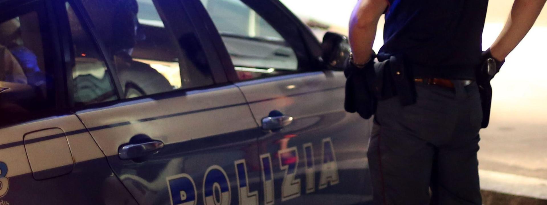Marche - Completamente ubriaco, litiga con un connazionale poi aggredisce la polizia