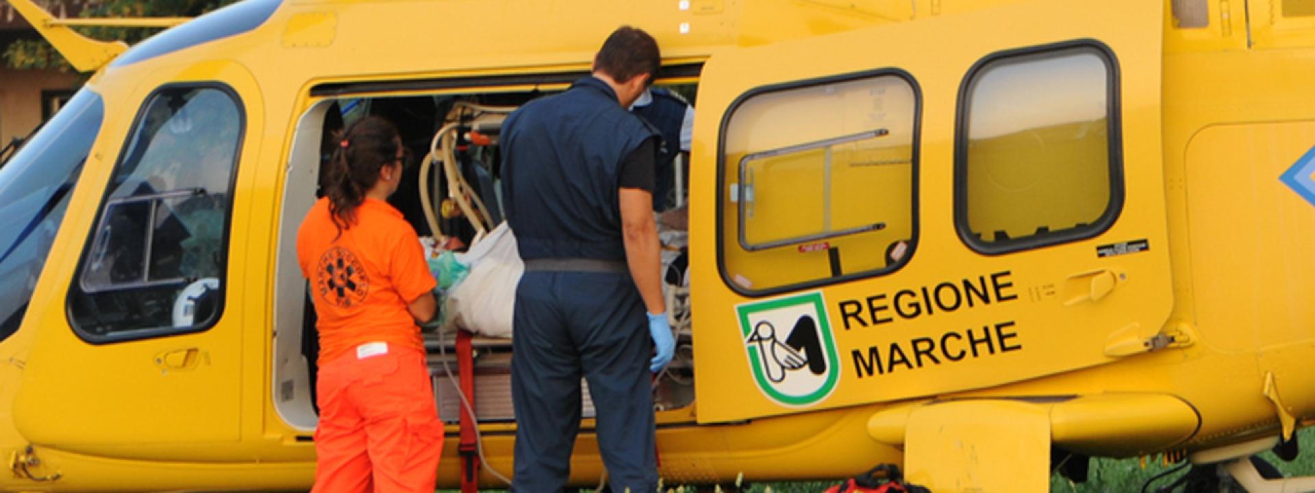 Marche - Con lo scooter contro un'auto: un ferito a Torrette in eliambulanza