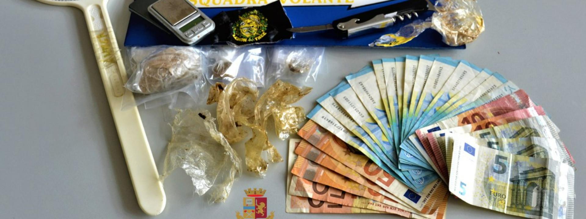 Marche - Trovato con hashish e contanti, arrestato un ventenne