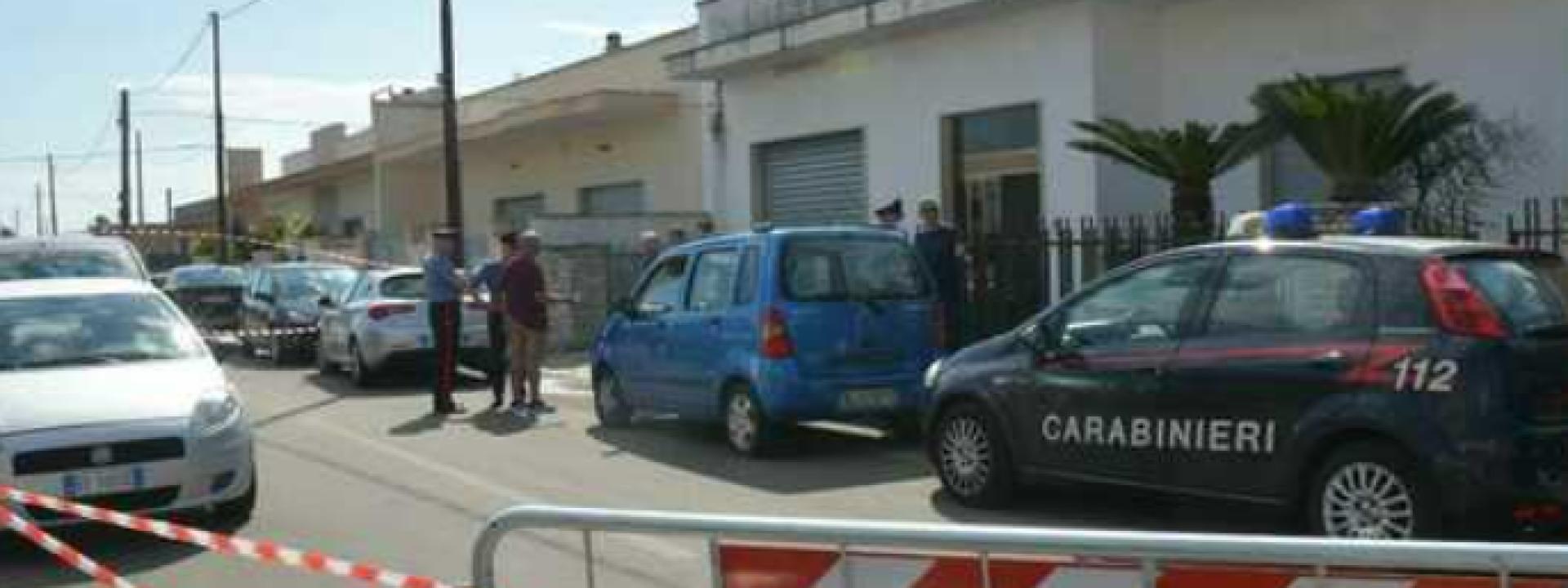 La colf lo trova morto in casa, era legato e incappucciato