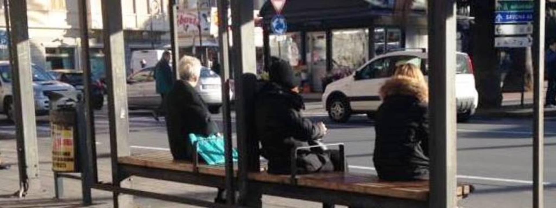 Marche - Donna di 52 anni si accascia alla fermata del bus e muore