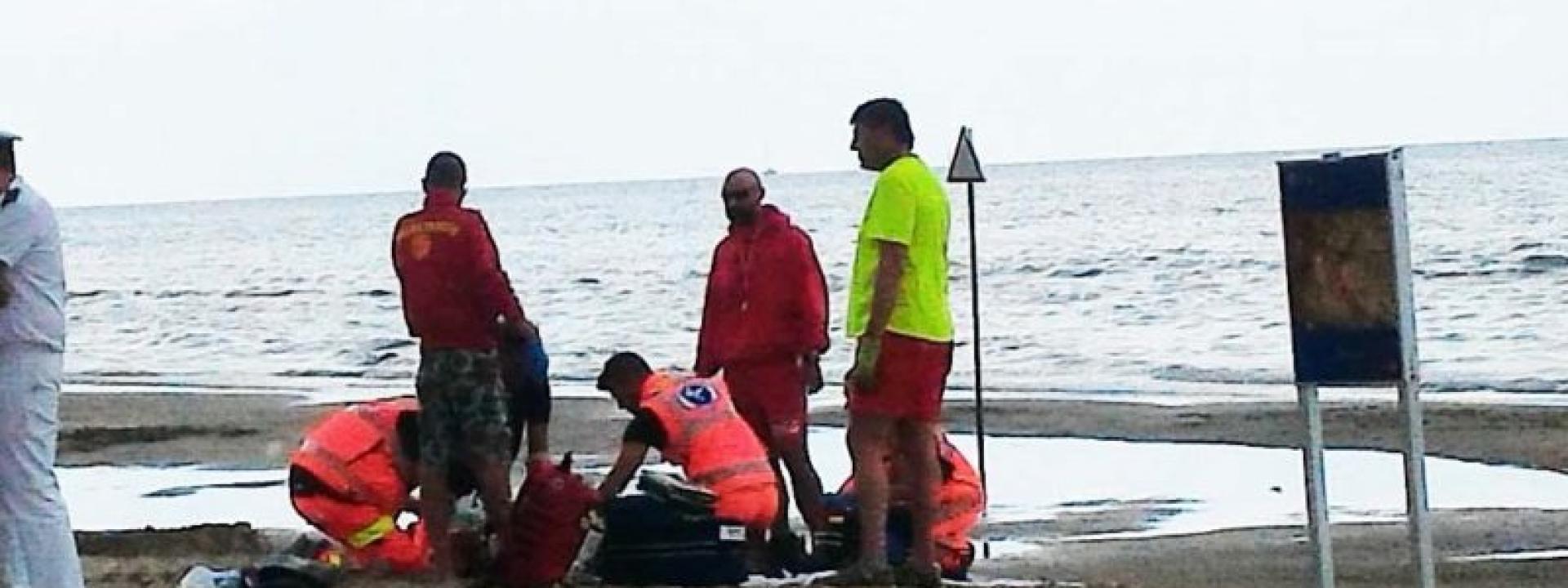 Marche - Tragedia di fronte allo chalet: turista entra in acqua e annega