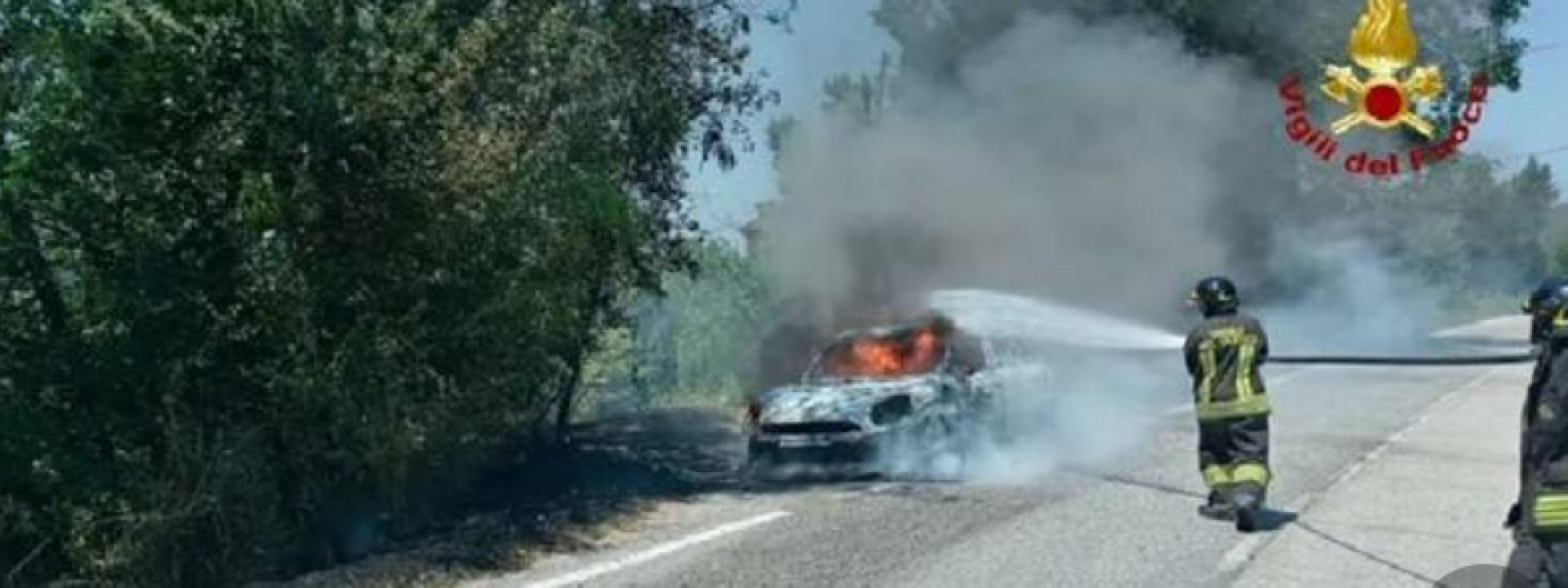 Marche - L'auto prende improvvisamente fuoco: salvo il conducente