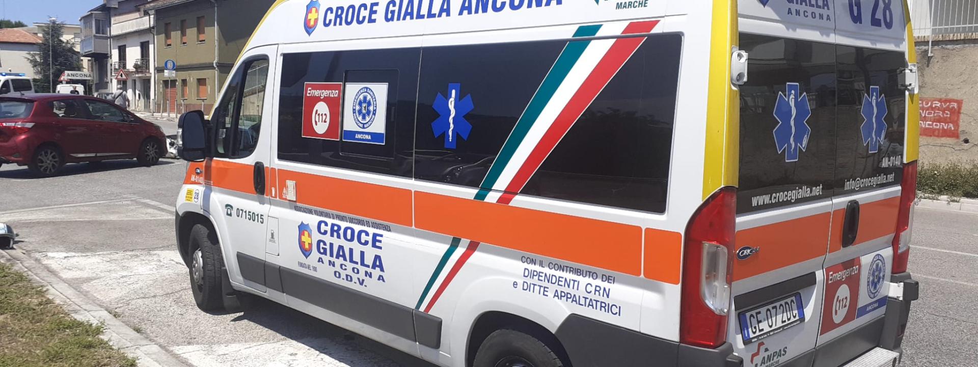 Marche - Scontro all'incrocio: auto centra uno scooter, grave un 60enne