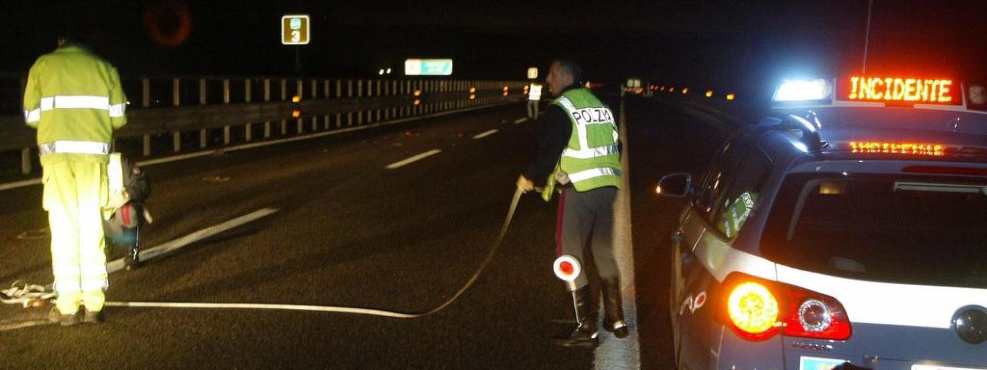 Marche - Frontale lungo la superstrada 77: un'auto non è rientrata nella propria carreggiata dopo uno scambio di corsia