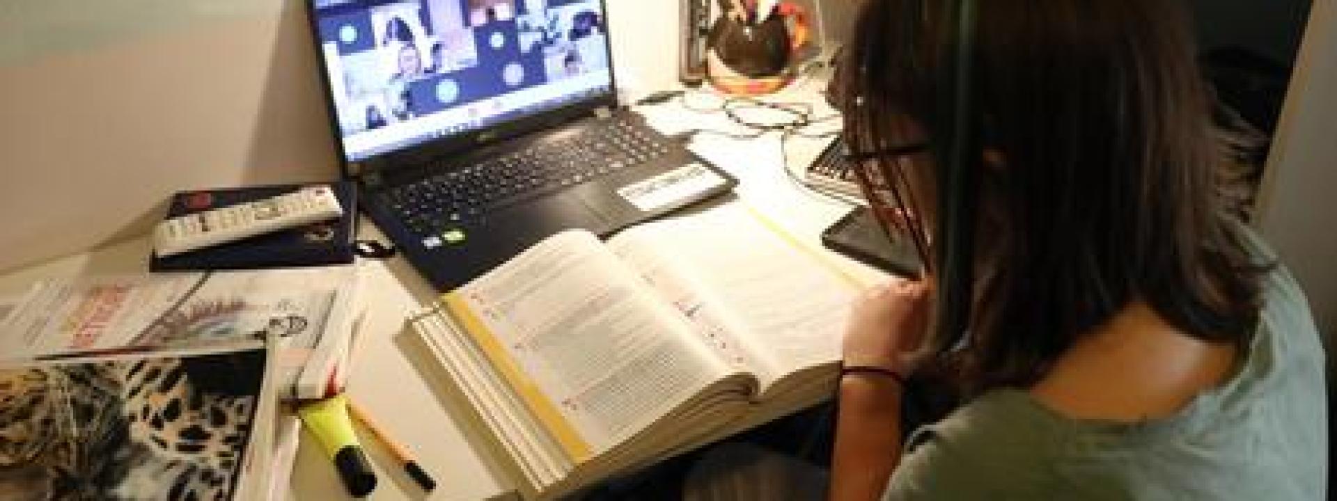 Marche - Va in crisi per l'esame di maturità e distrugge mezza casa