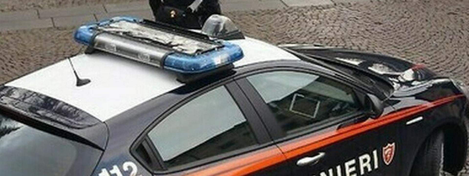 Rientra prima per un temporale e trova la moglie con un altro: la trascina per i capelli in strada e le strappa il telefono