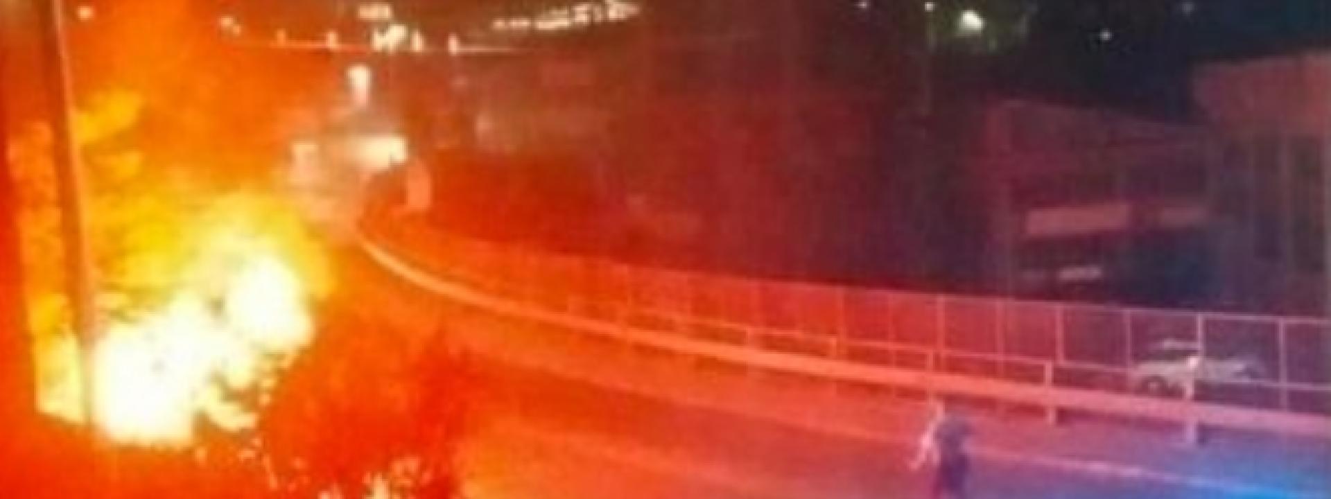 L'auto si incendia dopo essersi ribaltata: morti due giovani