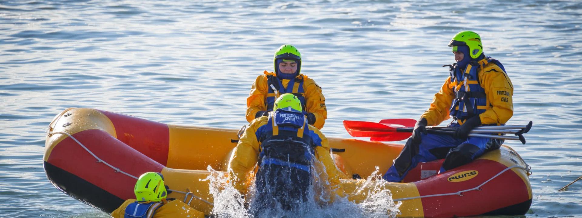 Marche - Padre e figlio soccorsi in mare: il ragazzino è rimasto un'ora in acqua colpito da una crisi epilettica