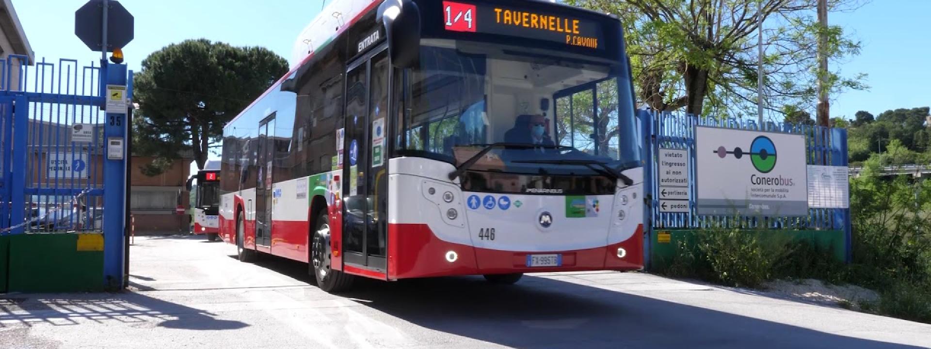 Marche - Rovinosa caduta dentro il bus: donna finisce in ospedale