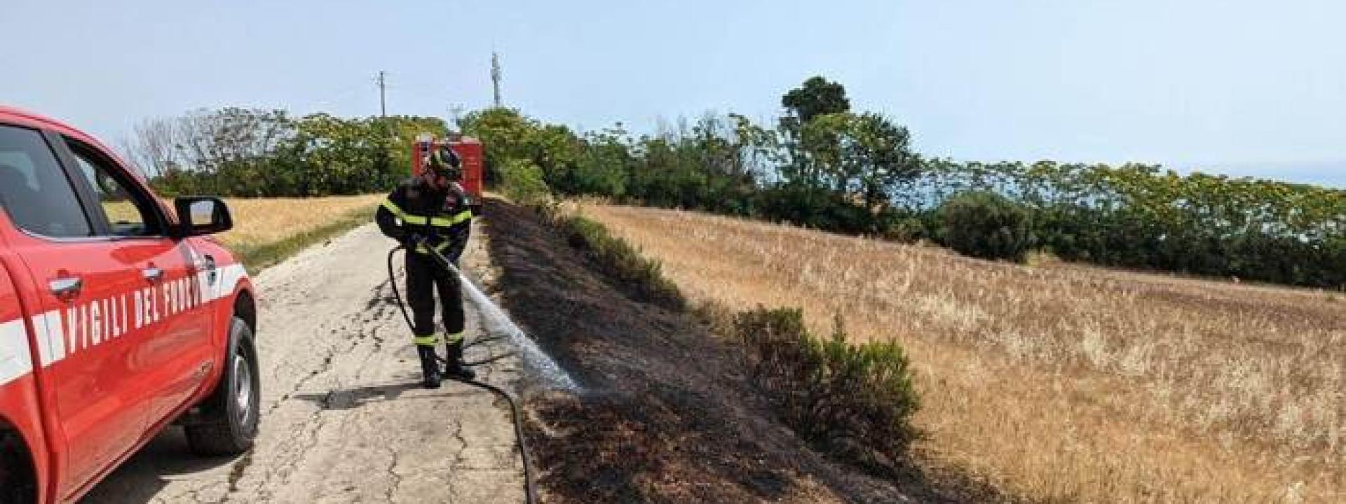 Marche - In fumo ettari di un campo con grano già lavorato: Sp 16 chiusa per ore