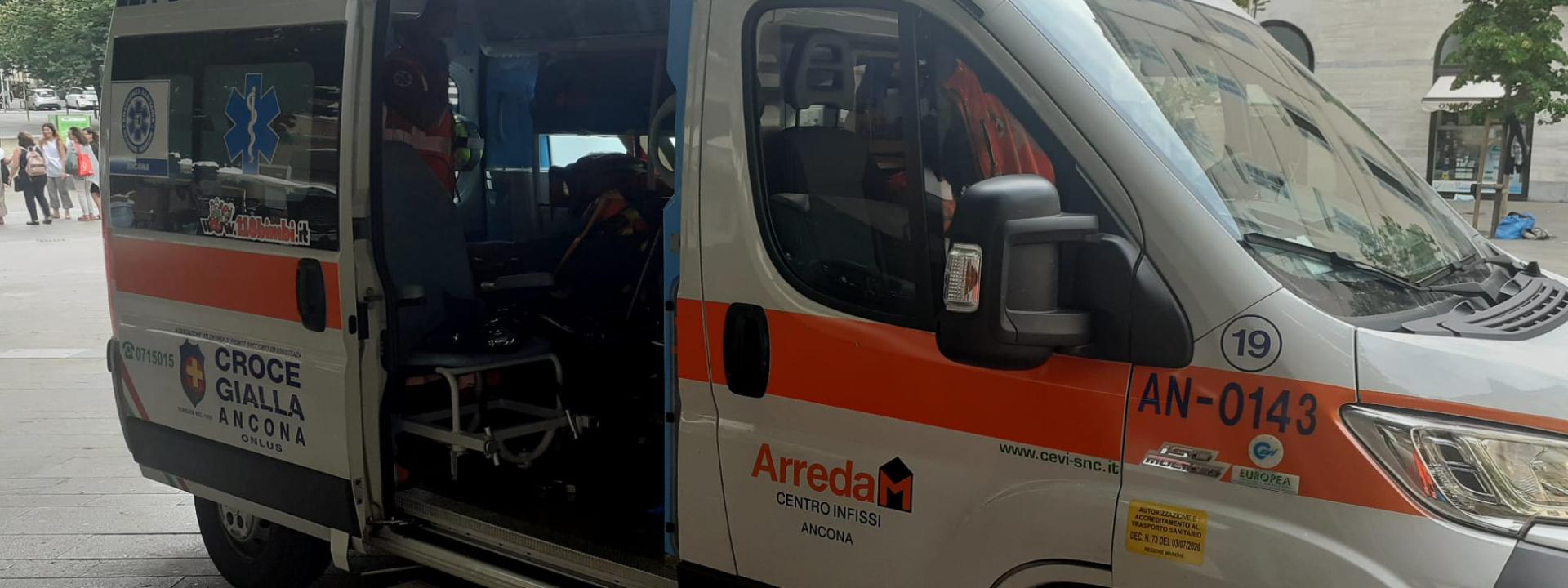 Marche - Da Chiaravalle ad Ancona a piedi nudi sull'asfalto bollente: soccorso dalla Croce Gialla