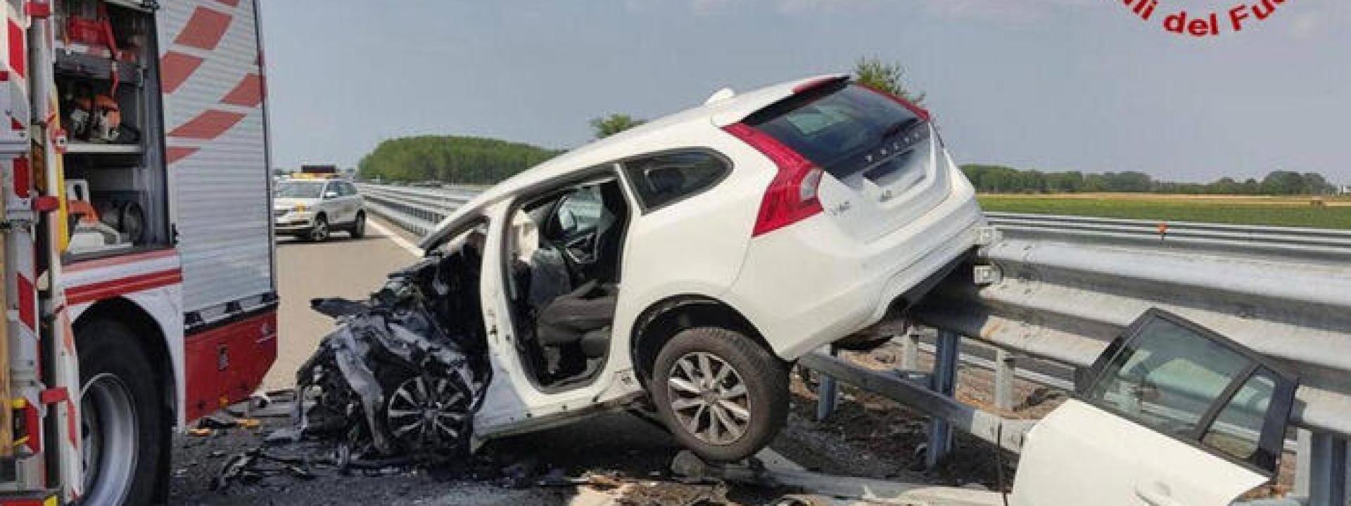 Auto contromano in autostrada: due morti e tre feriti