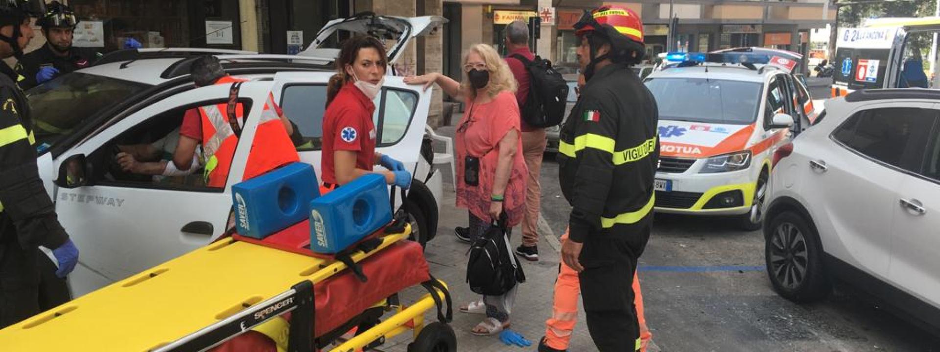 Marche - Perde il controllo dell'auto e si schianta contro un mezzo parcheggiato che travolge una donna