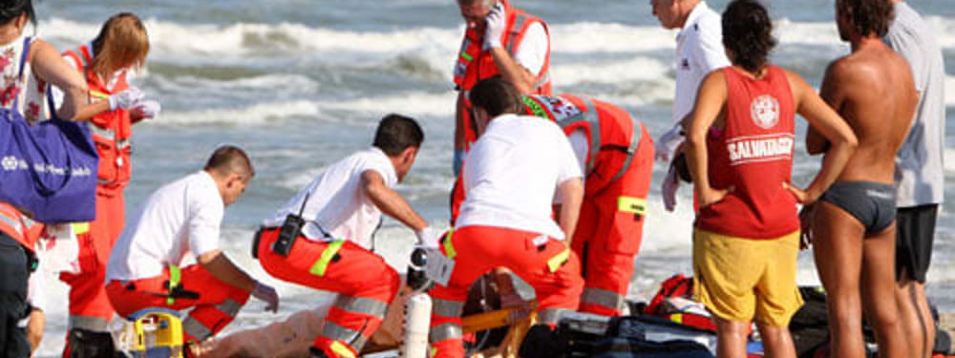 Marche - Si accascia mentre torna a riva: ancora un morto in spiaggia