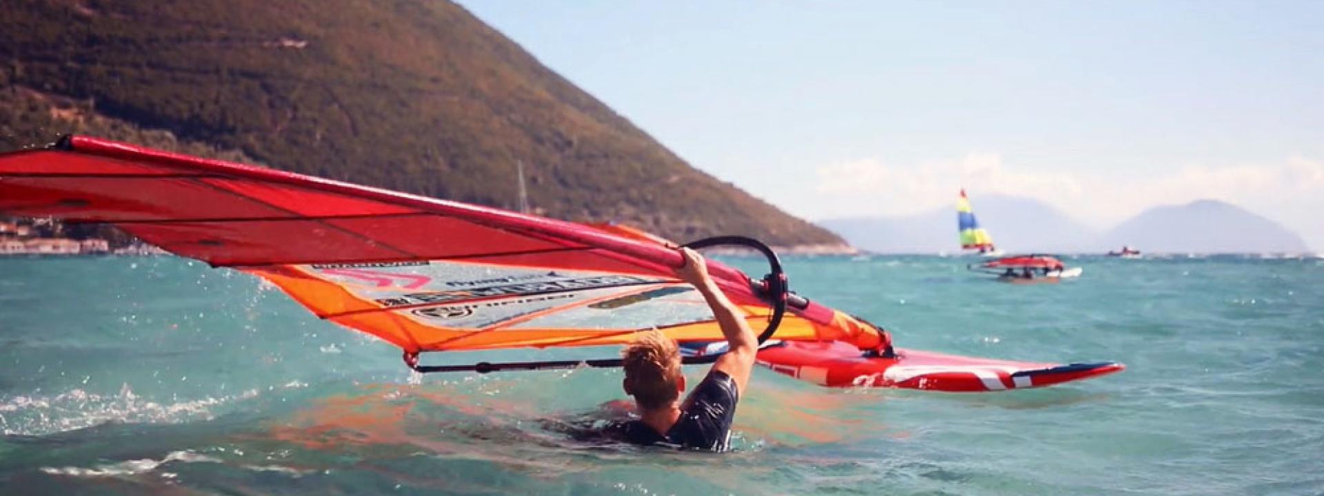 Marche - Si rompe l'albero del windsurf: giovane soccorso in mare aperto
