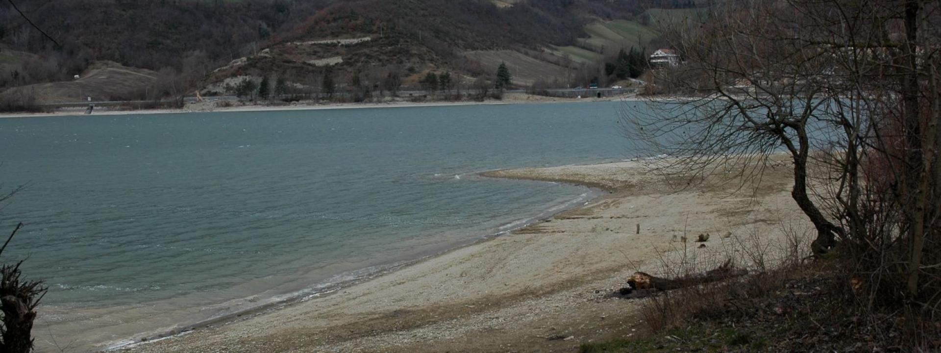 Marche - Uomo trovato cadavere nel lago di Polverina