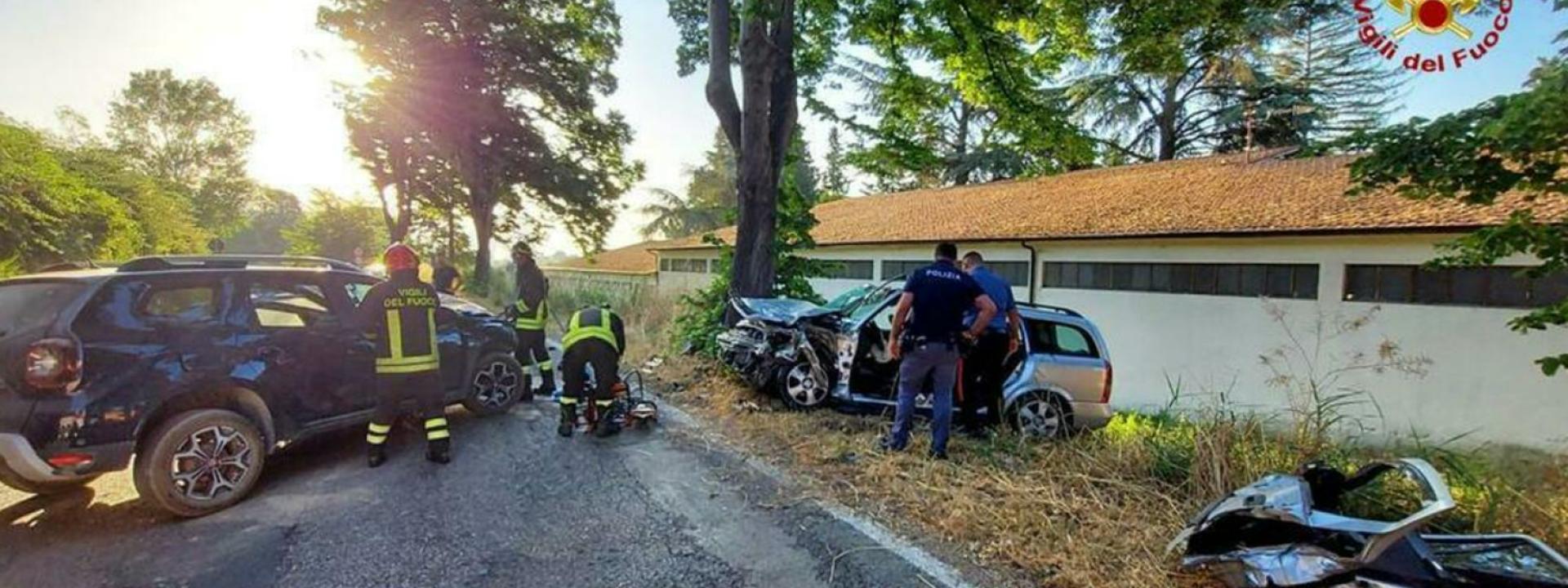 Marche - Violento scontro fra auto all'alba: due persone estratte dai pompieri