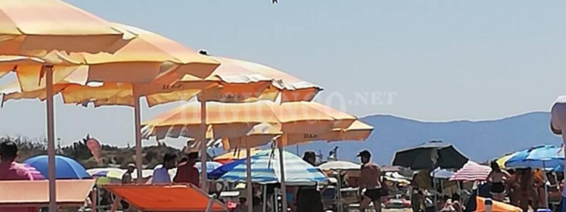 Marche - Ragazza accusa un malore in spiaggia dopo la discussione per un motoscafo troppo vicino alla riva