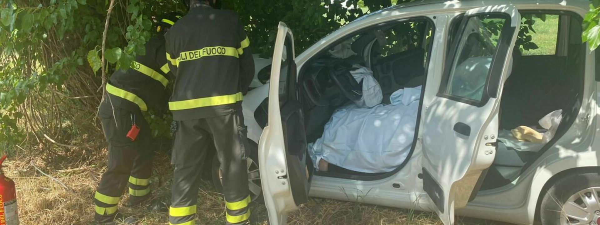 Marche - Con l'auto contro una pianta: morta una donna di 61 anni