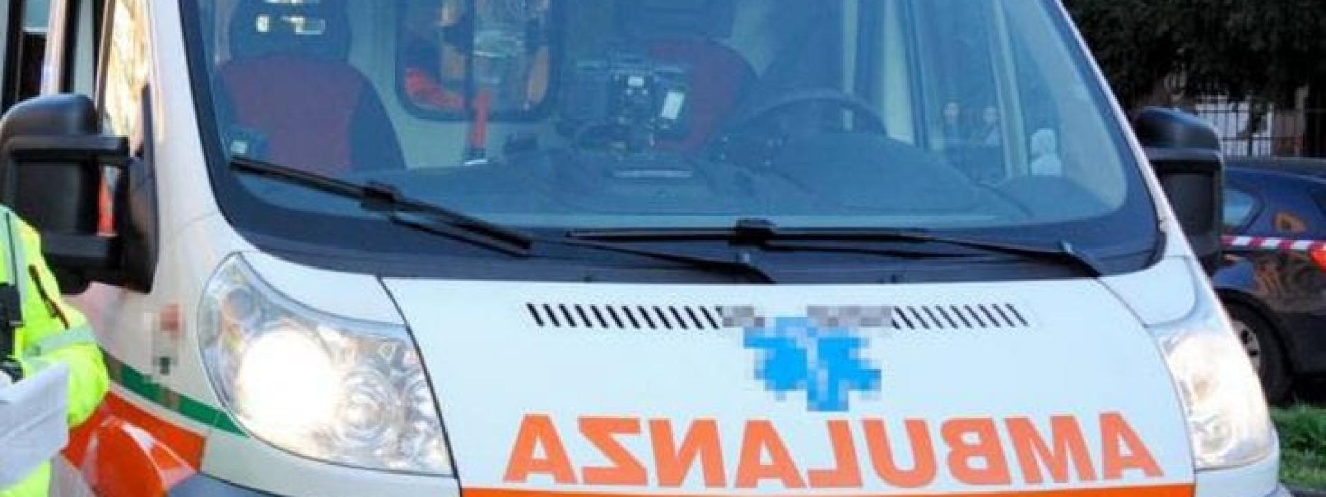 Marche - Cade dal solaio mentre sostituisce un raffrescatore: 38enne finisce in ospedale