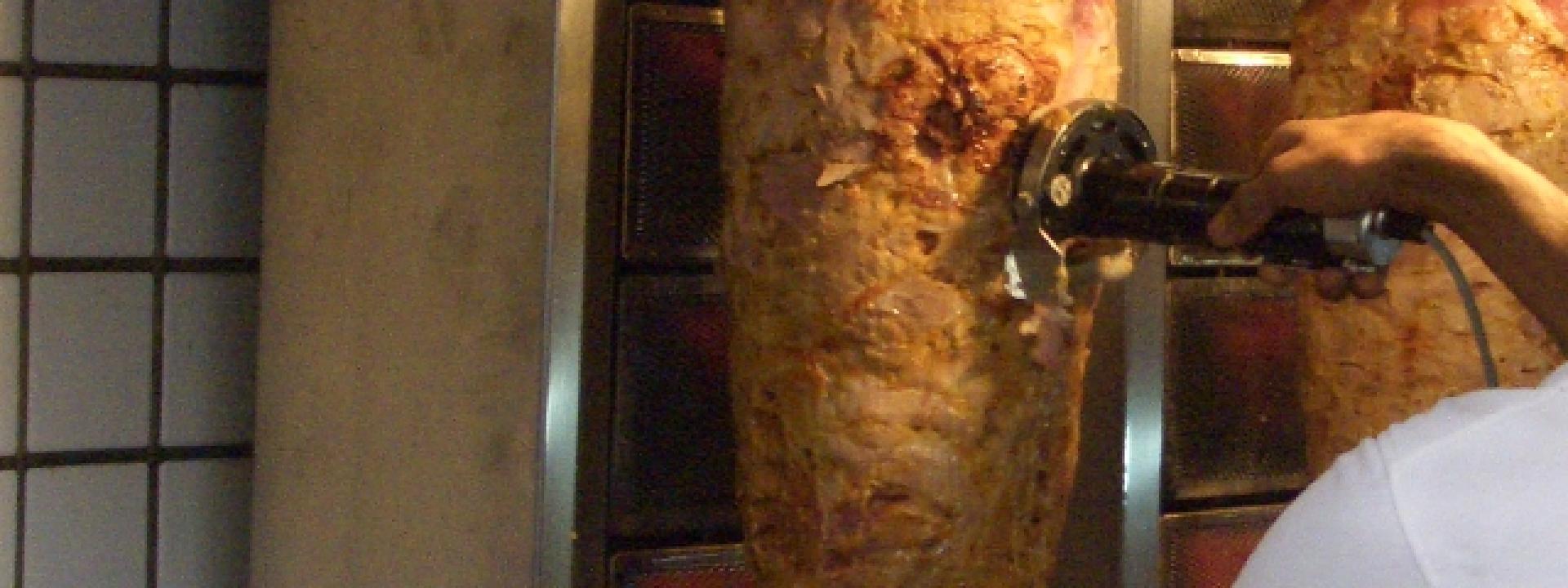 Marche - Blitz nel kebab degli orrori: cibo avariato, lavoratori in nero, alcolici venduti senza licenza