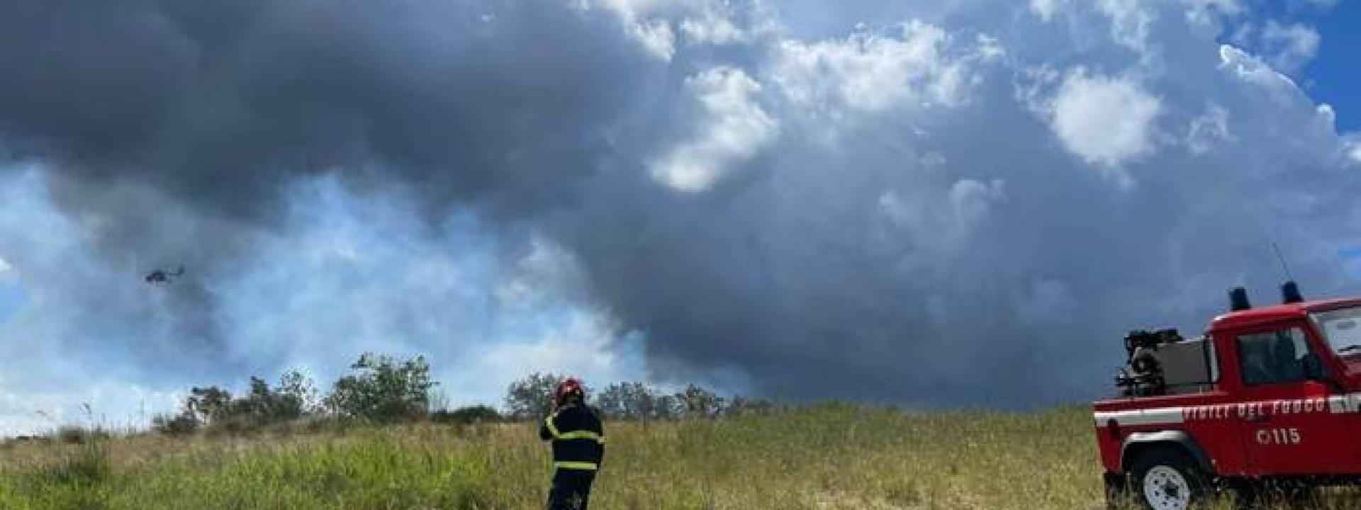 Marche - Bosco in fiamme, intervento dei pompieri difficilissimo