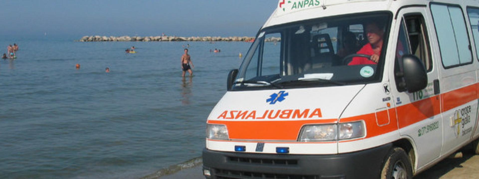 Marche - Tragedia in mare: muore il papà, grave il figlio di 12 anni e disperso l'altro figlio di 8 anni