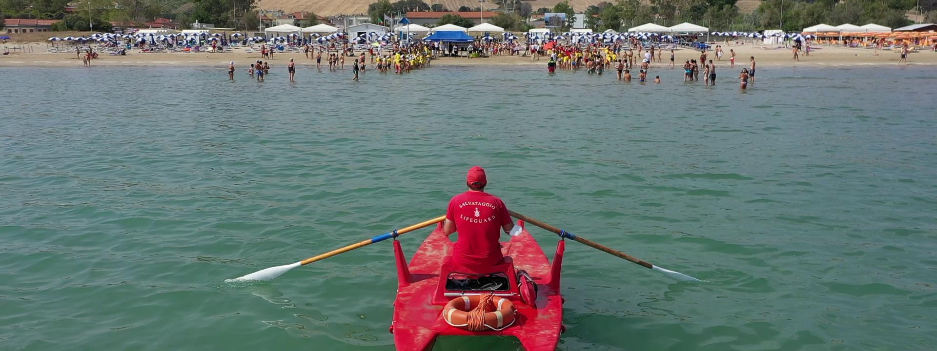 Marche - Giovane morsa da un cane in spiaggia: i soccorsi arrivano in gommone