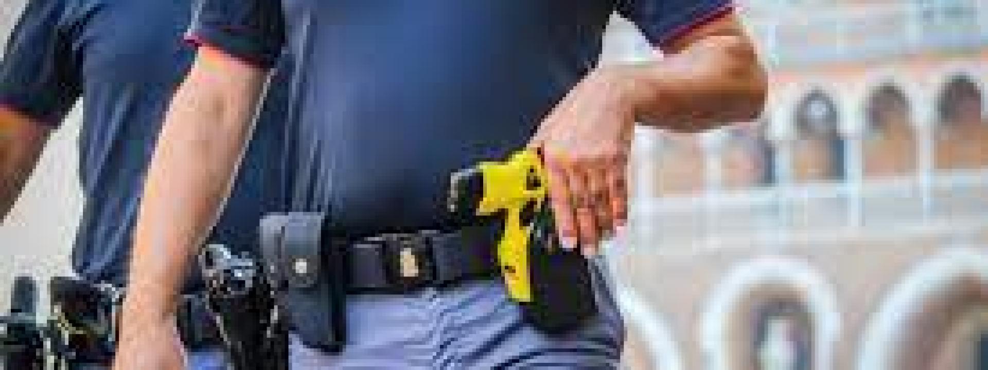 Marche - Trovato con la droga in casa, reagisce e i poliziotti devono fermarlo col taser