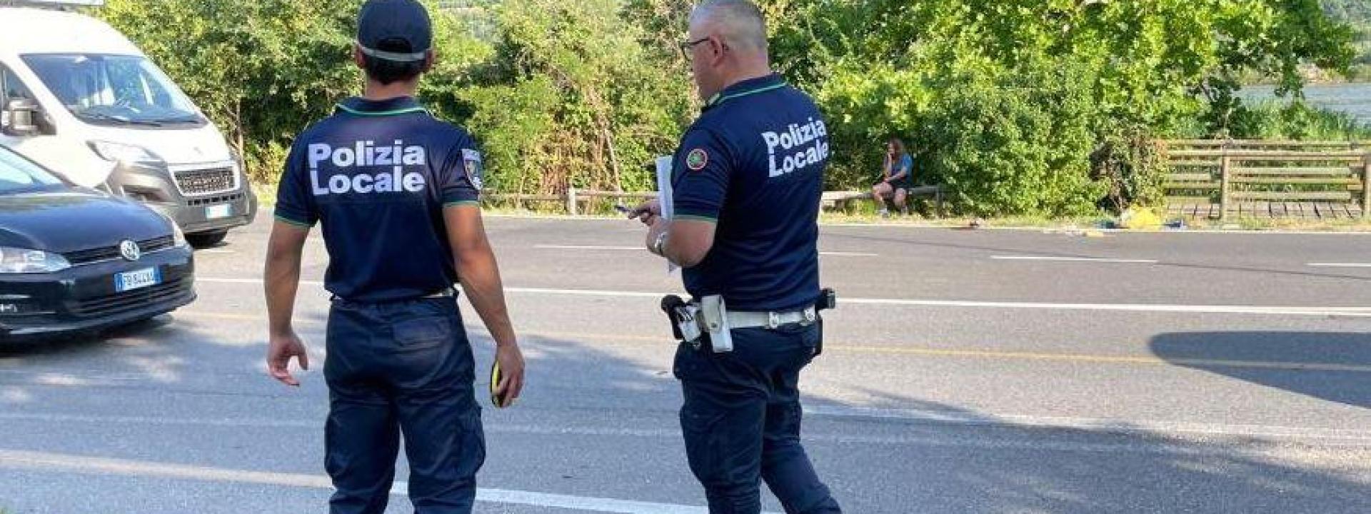 Marche - Si schianta con lo scooter contro il carico perso da un camion: è grave