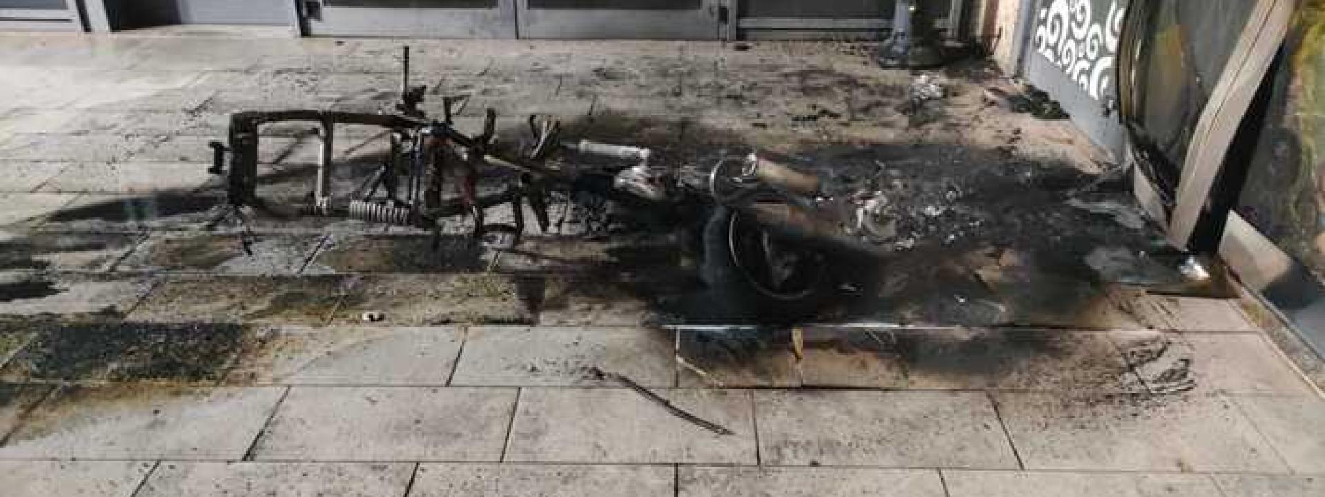 Marche - Sigaretta in bocca, smonta per rubarli i pezzi di un motorino e scatena un incendio: arrestato