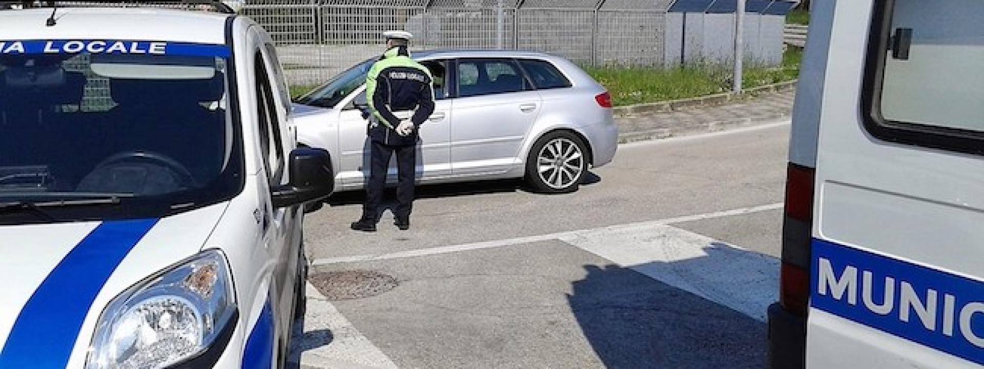 Marche - In sette nell'auto che può trasportare cinque persone: sanzionato il conducente