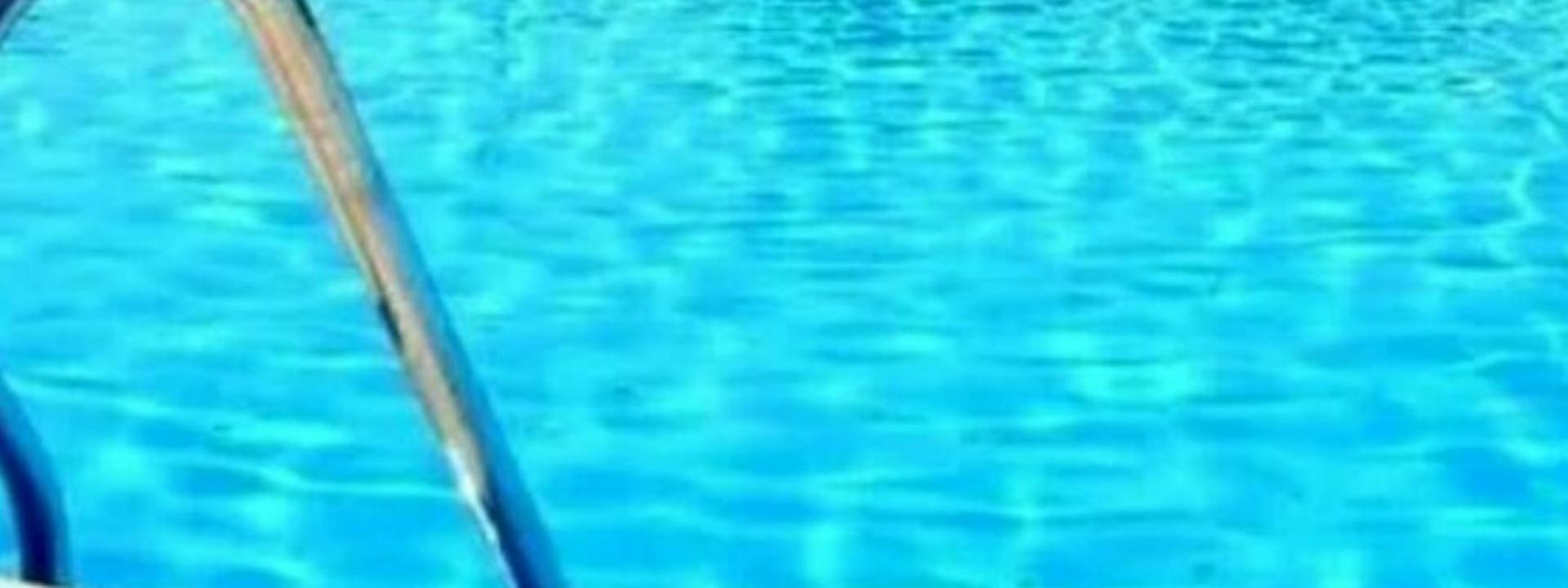 Bimbo di 6 anni muore nella piscina del resort dove la sua famiglia era in vacanza